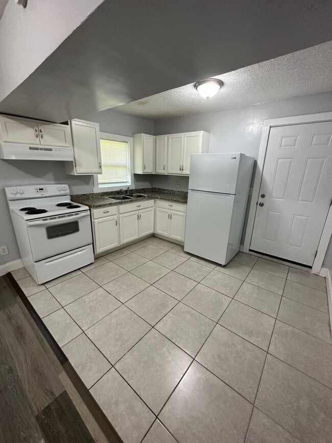 Building Photo - Fully Renovated 3/1 Single Family Ready to...