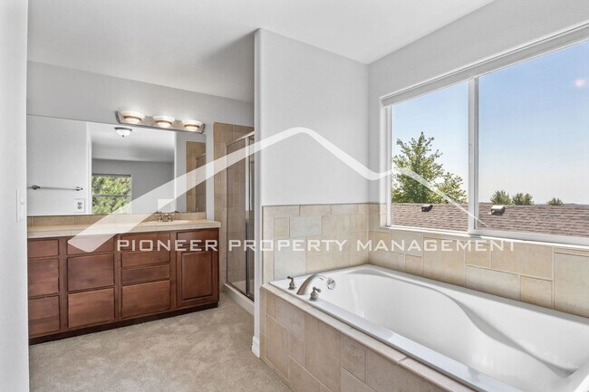 Building Photo - Low-Maintenance Living in Desirable West Side Neighborhood 5 bd, 2 car garage and AC