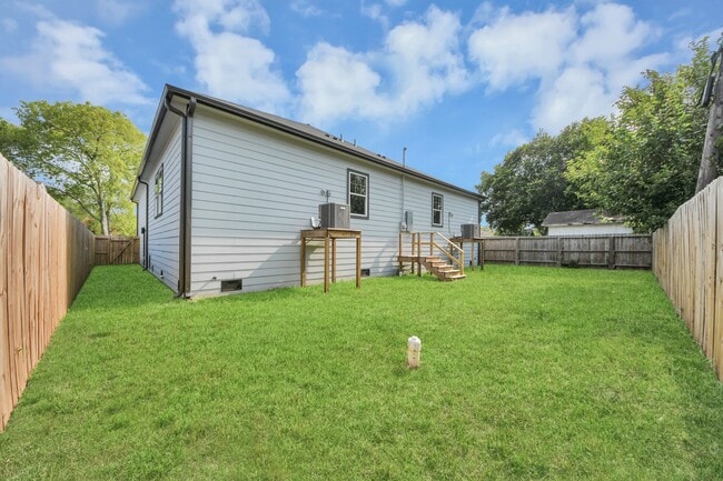 Building Photo - 1307 Laskey St