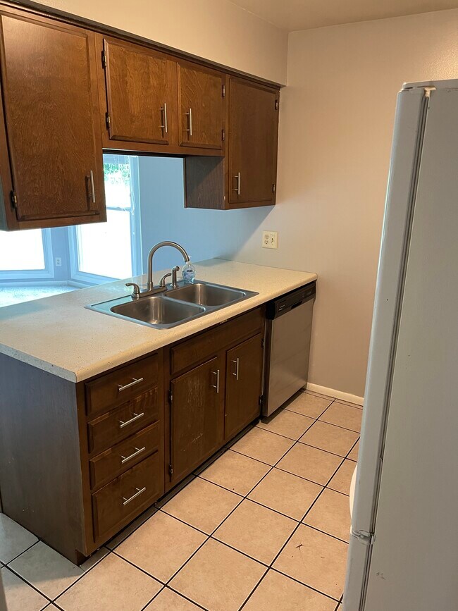 Building Photo - 4475 W Milham Ave