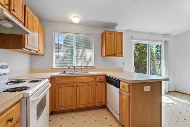 Building Photo - Secluded 3 bedroom 2 bath home close to Wo...