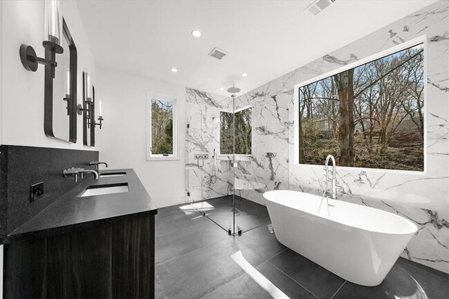 Building Photo - 942 Peachtree Battle Cir NW