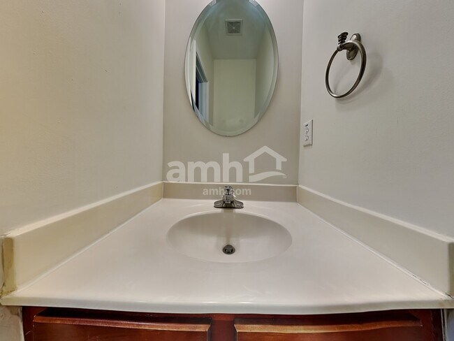 Building Photo - 10 Oakville Ct