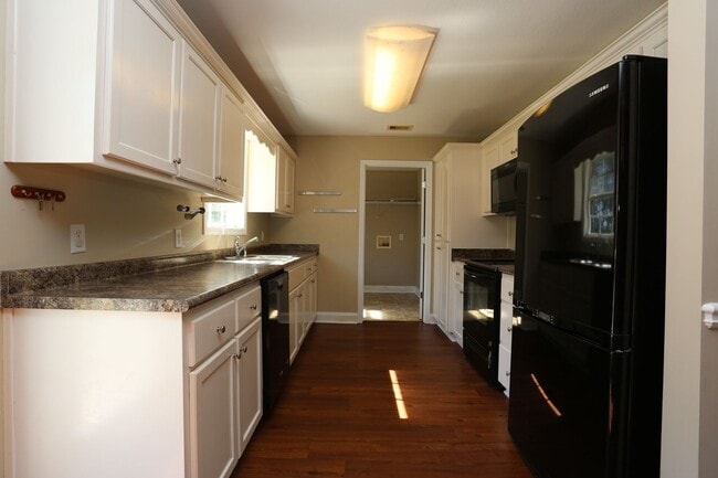 Building Photo - 3 Bedroom House close to Town!