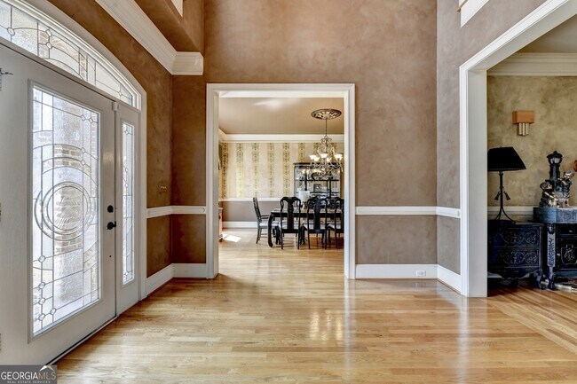 Building Photo - 8910 Pinehurst Cove