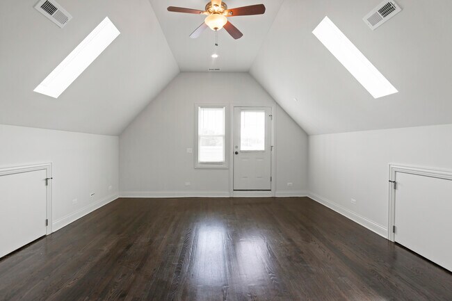 Building Photo - 3123 N California Ave