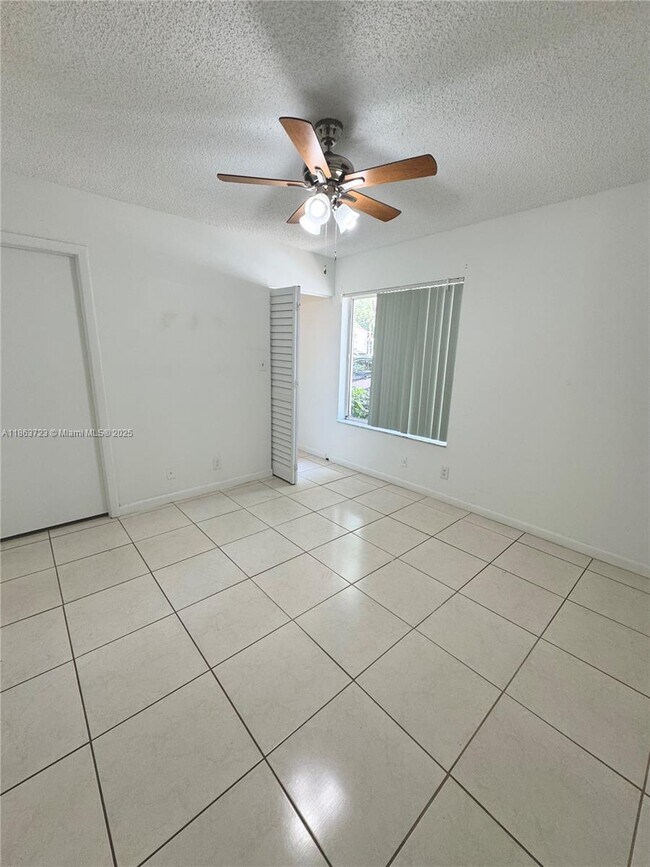 Building Photo - 9500 SW 140th Ct