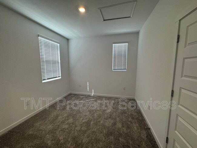 Building Photo - 867 Lk Pk Cir