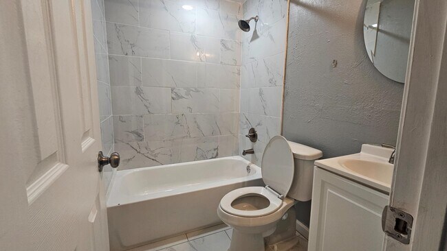 Building Photo - 1902 Mc Millan St