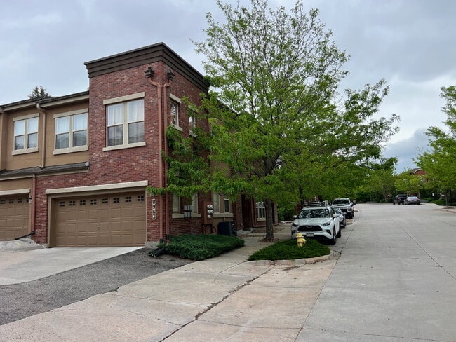 Building Photo - "Spacious 3-Bed, 3-Bath Townhouse with Gra...