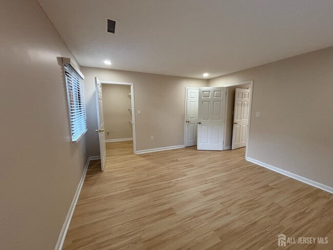 Building Photo - 215 Aspen Dr