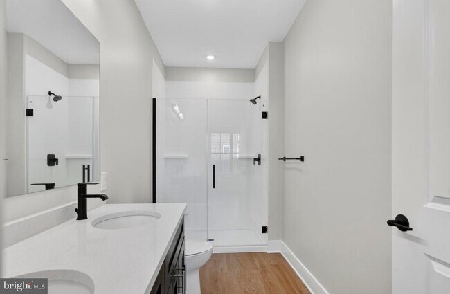 Building Photo - 624 Main St