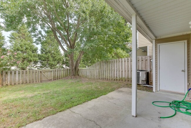 Building Photo - Updated 3-Bedroom Yorktown Townhouse with Private Yard and Community Amenities