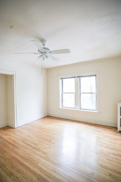 Building Photo - 1100 W Roscoe St