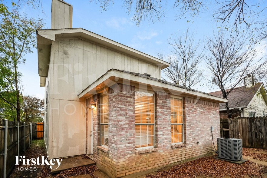 Building Photo - 1150 Lombard Ln