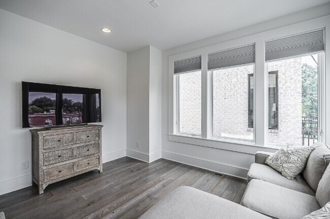 Building Photo - 3BR Germantown Townhome in the Heart of Nashville