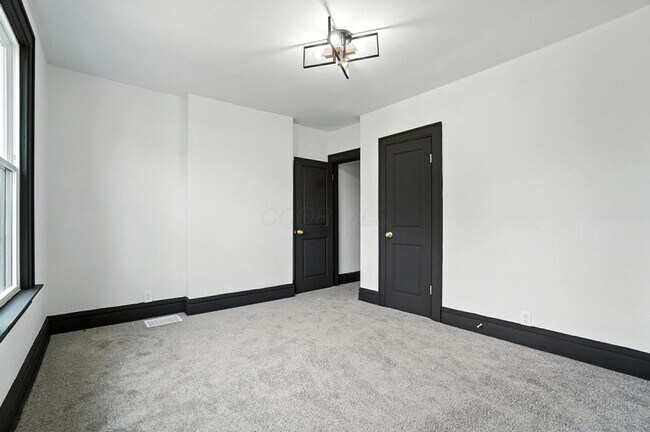 Building Photo - 887-889-889 E Livingston Ave