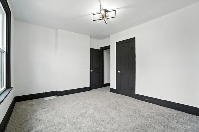 Building Photo - 887-889 E Livingston Ave