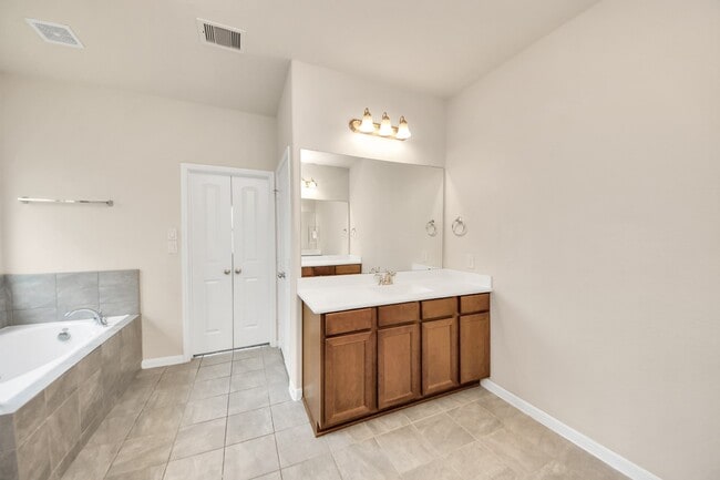 Building Photo - 2714 Birchwood Meadow Ct