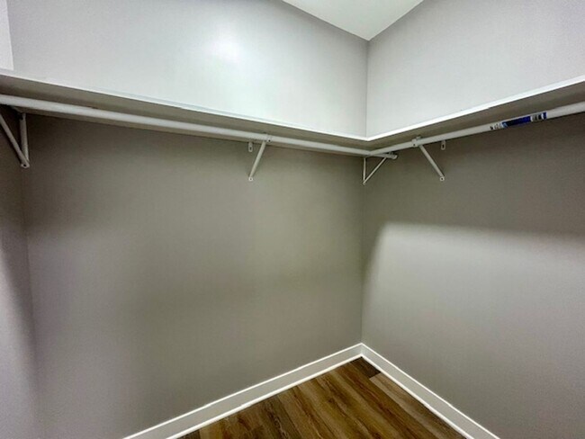 Building Photo - Charming 3-Bedroom 2 Bathroom Duplex in th...