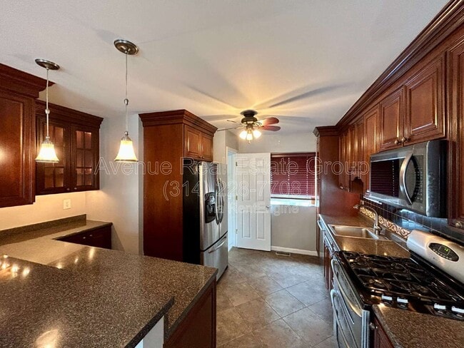 Building Photo - 9215 Meadowbrook Ln