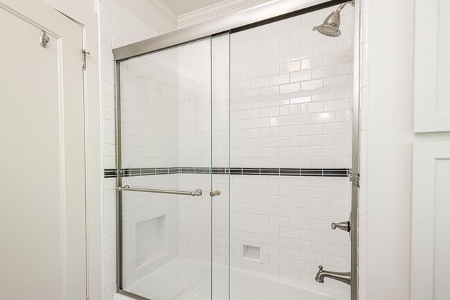 Building Photo - 719 W Poplar Ave