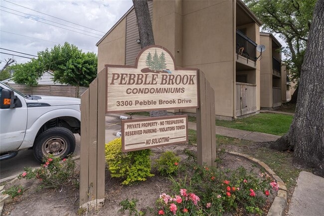 Building Photo - 3300 Pebblebrook Dr