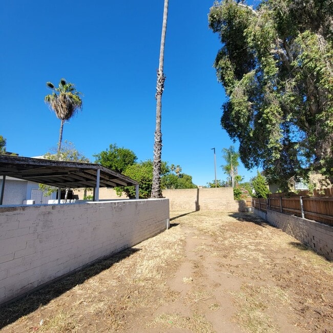 Building Photo - Adorable 2 bed 1.5 bath house with HUGE yard!!