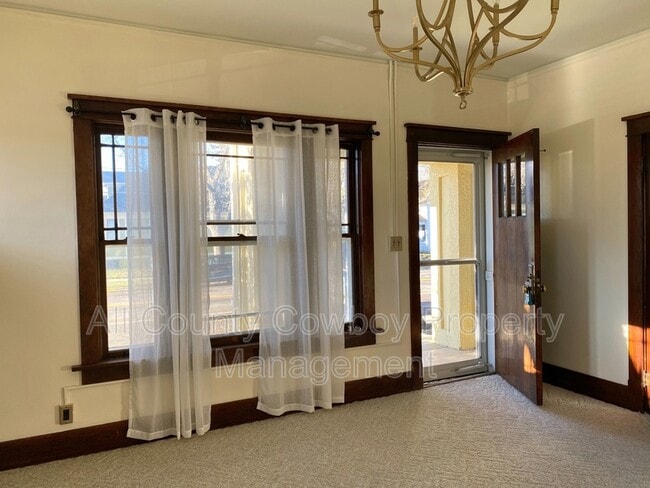 Building Photo - 623 E Lewis St