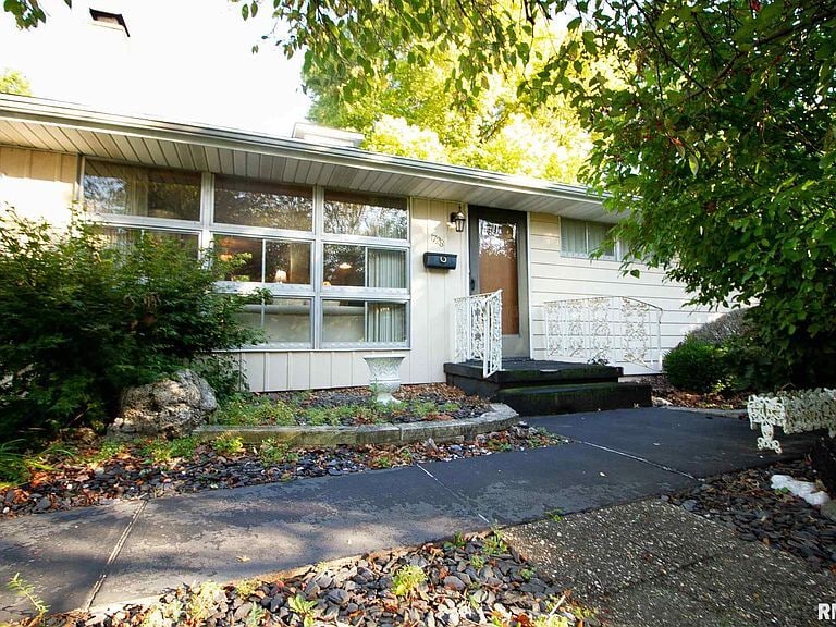 Building Photo - 1728 Middle Rd