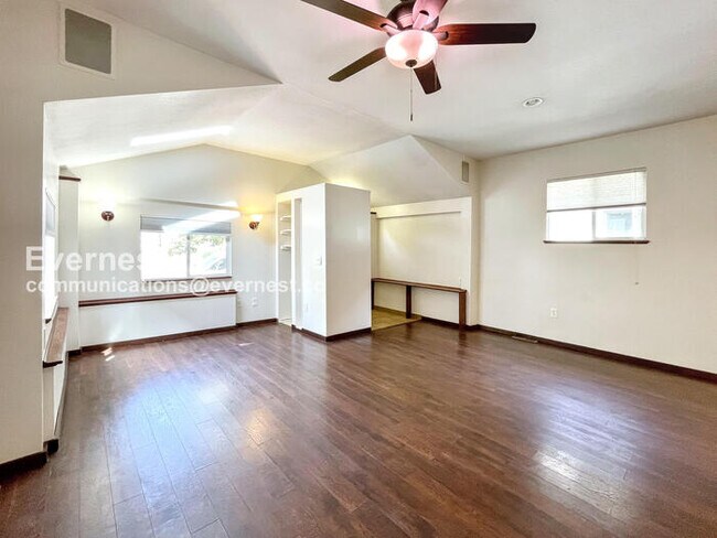 Building Photo - 1336 Kalamath St