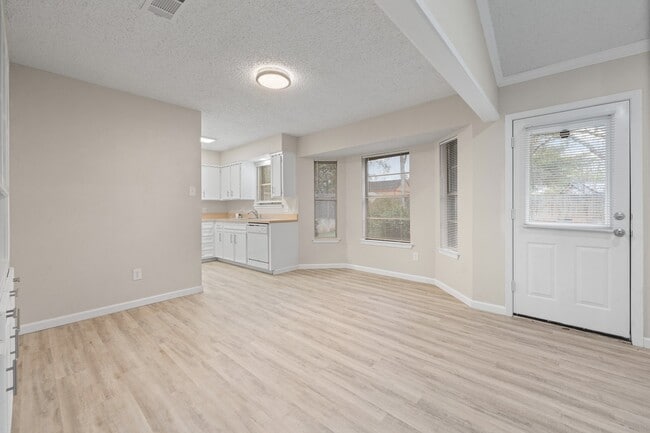 Building Photo - 608 Pleasant Manor Ave