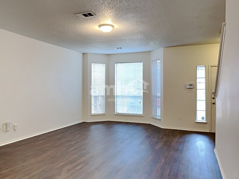 Building Photo - 8551 Western Meadows Dr