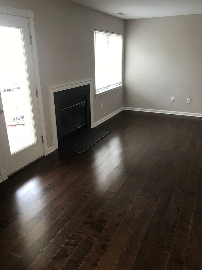 Building Photo - Crestwood 2 bed + Loft Large Condo Availab...