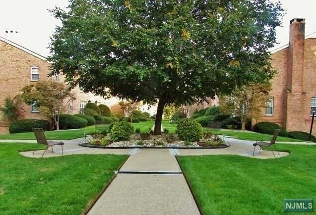 Primary Photo - 522 Maple Ave