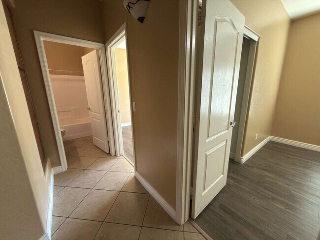 Building Photo - "Charming 3-Bedroom Oasis with 2 Baths and 1,711 Sq Ft of Comfort in Phoenix!"