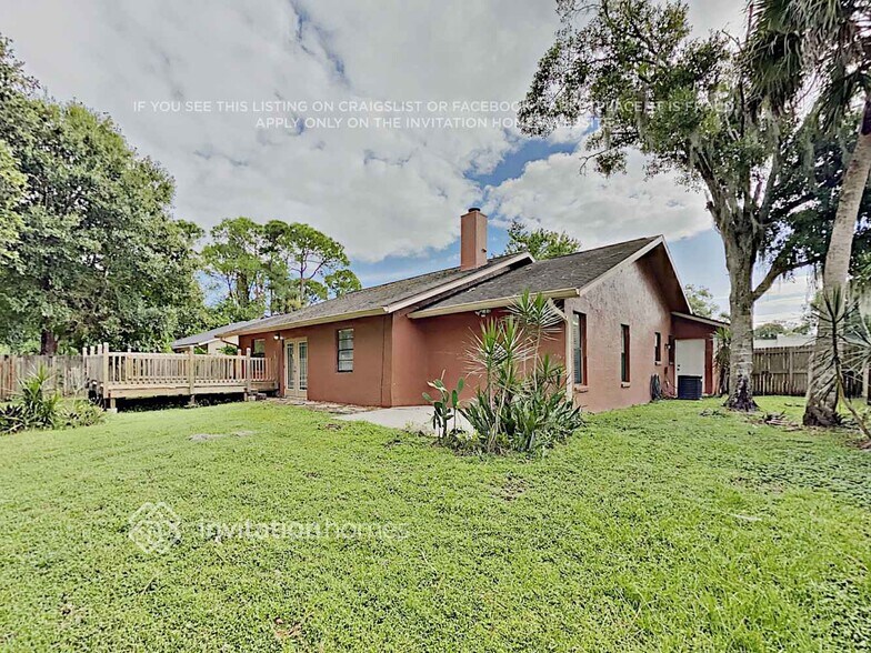 Building Photo - 330 Woods Lake Dr