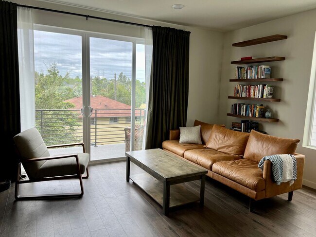 Building Photo - Immaculate 3 Bed 2 Bath Seattle Townhome @ An Incredible Location!