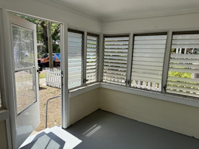 Building Photo - 2843 2nd Ave S