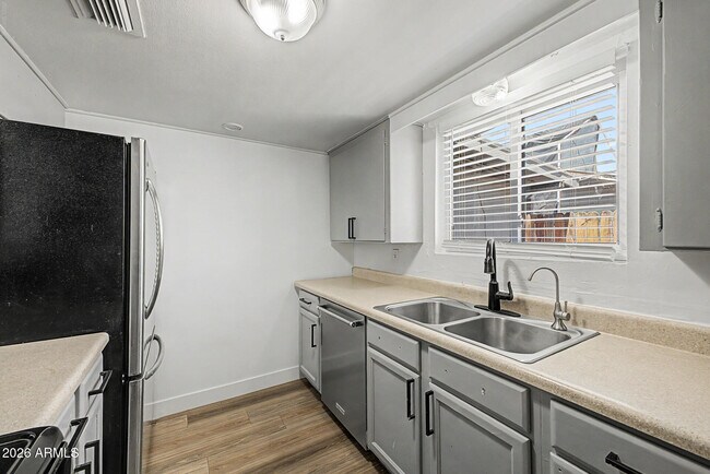 Building Photo - 317 N Elm St