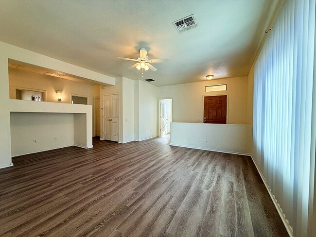 Building Photo - "Charming 3-Bed, 2-Bath Oasis with 1,430 Sq Ft in Phoenix's Heart!"