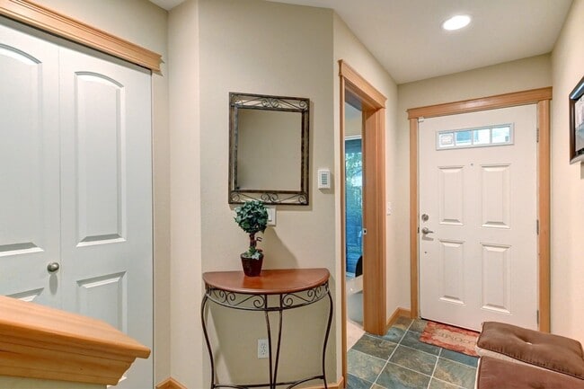 Building Photo - Immaculate Townhome with Private Patio!