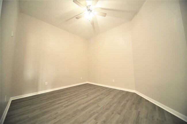 Building Photo - 12328 N Chestnut Hls Dr