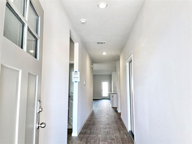 Building Photo - 467 Evergreen Sumac Lp