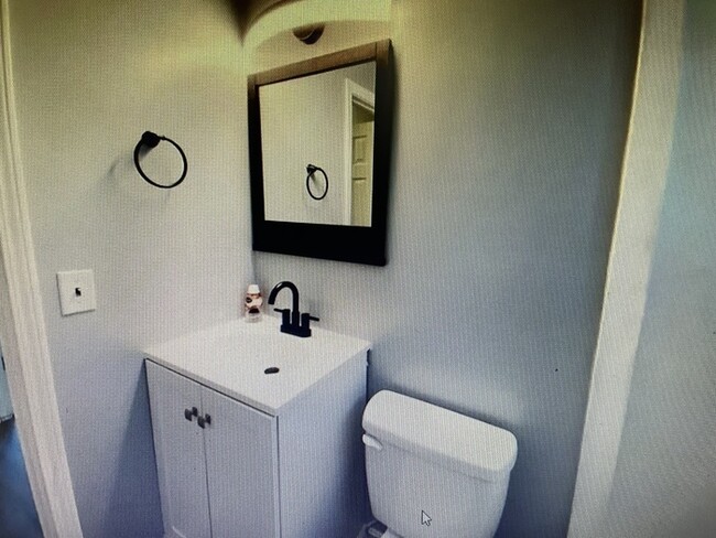 Building Photo - 3 bedroom 1 Bathroom