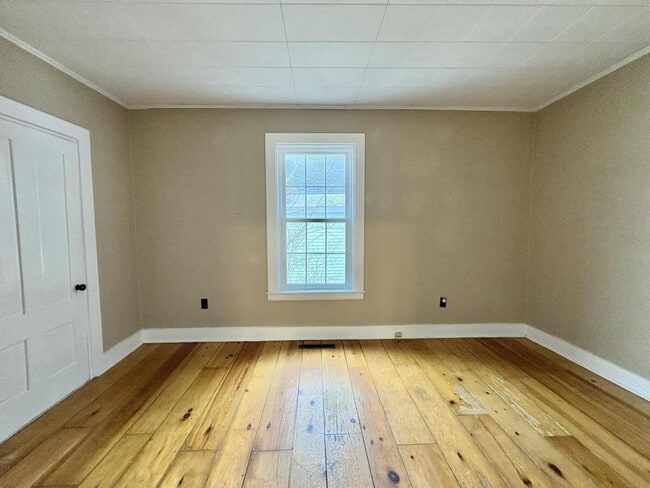 Building Photo - 14 Maple St