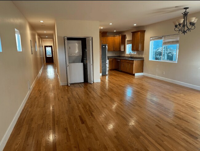 Building Photo - 916