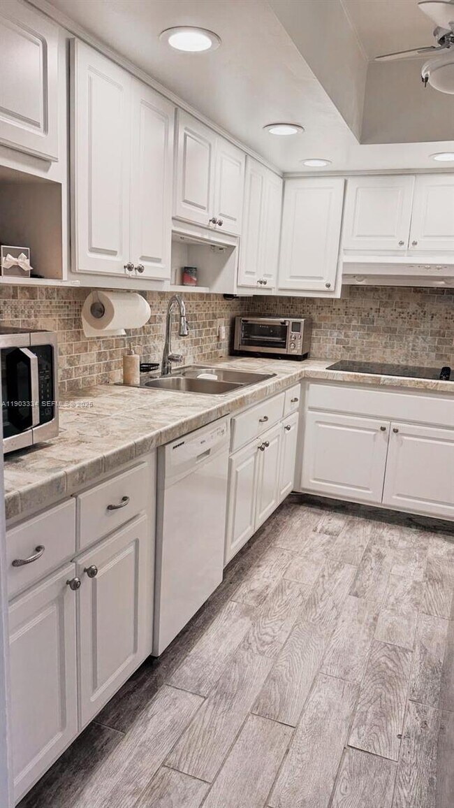 Building Photo - 400 Kings Point Dr