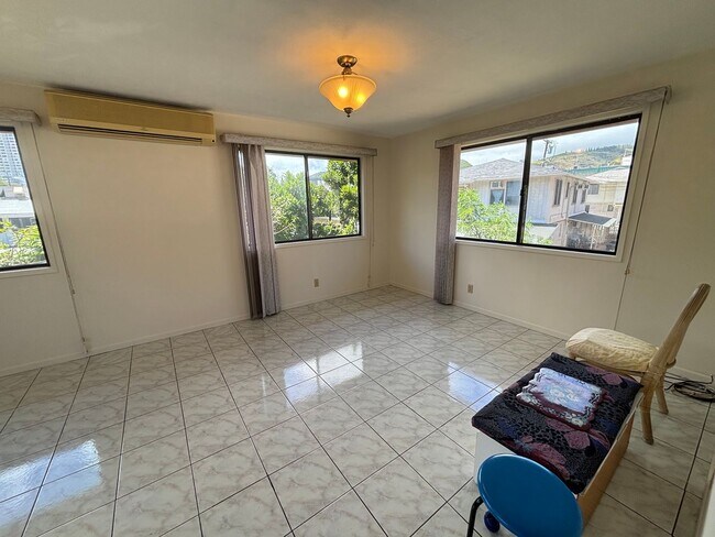 Building Photo - 2820 Kaimuki Ave
