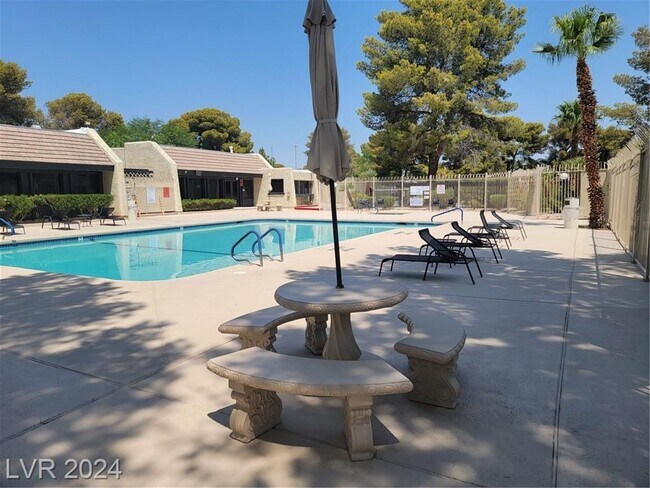 Building Photo - FANTASTIC SINGLE-STORY TOWNHOME JUST MINUT...
